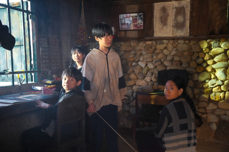 Tạo hình nghèo khổ của 4 nhóc tì nhà Lý Hải và Minh Hà trên phim