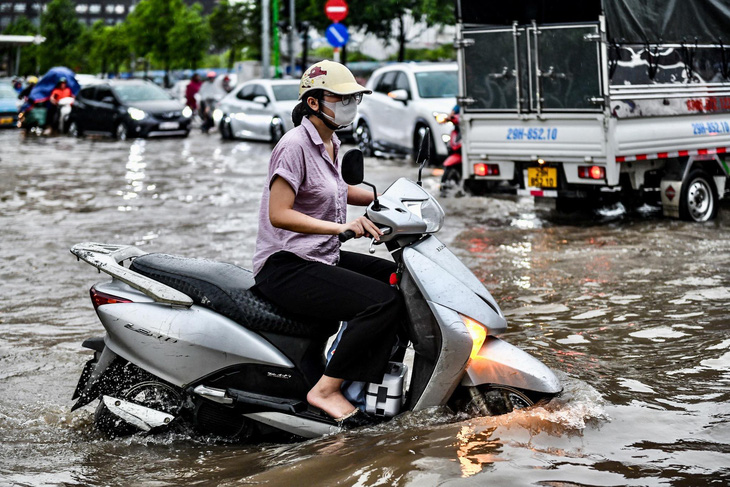 Đường phố Hà Nội ngập úng sau mỗi cơn mưa lớn - Ảnh: NAM TRẦN