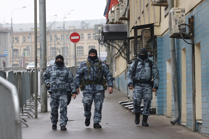 Lực lượng thực thi luật pháp Nga tuần tra tại một khu vực ở thủ đô Matxcơva - Ảnh: AFP