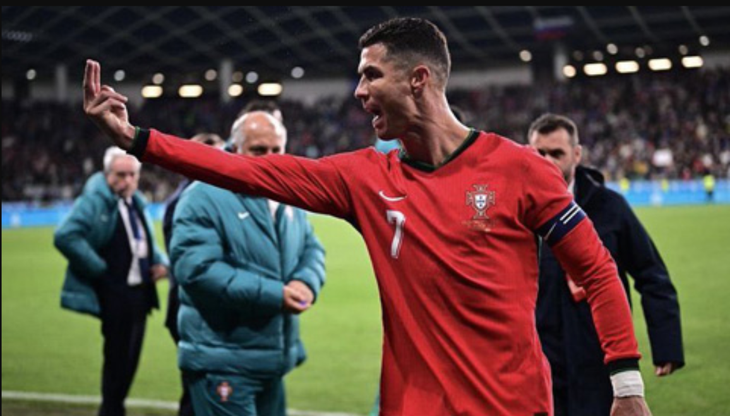 Ronaldo phản ứng với trọng tài - Ảnh: GETTY