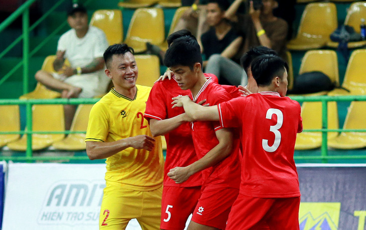 Đội tuyển futsal Việt Nam ăn mừng bàn thắng - Ảnh: AN TÔ