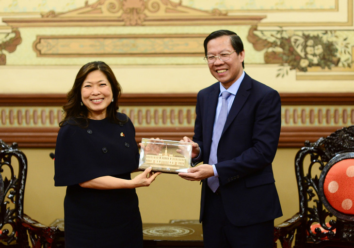 Chủ tịch UBND TP.HCM Phan Văn Mãi (phải) tiếp Bộ trưởng Phát triển kinh tế, thương mại quốc tế và xúc tiến xuất khẩu Canada Mary Ng ngày 28-3 tại TP.HCM - Ảnh: QUANG ĐỊNH