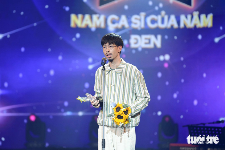 Đen Vâu phát biểu khi nhận giải Nam ca sĩ của năm - Ảnh: NAM TRẦN