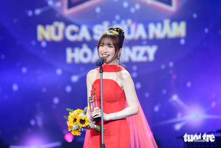 Hòa Minzy hỏi: &quot;Có phải Bắc Ninh thân yêu của Hòa cũng đang vui lắm đúng không?&quot; khi thắng giải Nữ ca sĩ của năm - Ảnh: NAM TRẦN