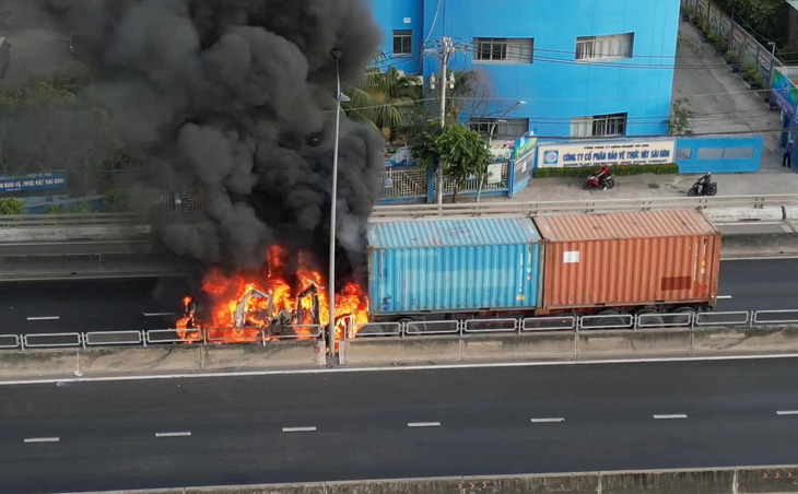 Đầu xe container bị ngọn lửa thiêu rụi - Ảnh: THANH HUY