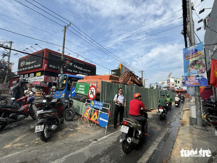 Các đơn vị đang tập trung máy móc, nhân sự thi công ngày đêm, kịp hoàn thành dự án đường Võ Văn Ngân trước dịp 30-4 - Ảnh: THU DUNG