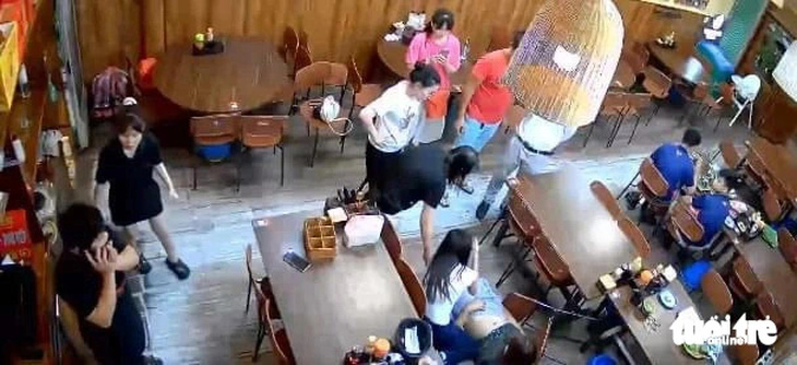 Nữ điều dưỡng Đặng Thị Hạ (Bệnh viện Bạch Mai) cứu sống du khách Ấn Độ bị ngưng tuần hoàn trong một nhà hàng tại Đà Nẵng - Ảnh: cắt từ clip