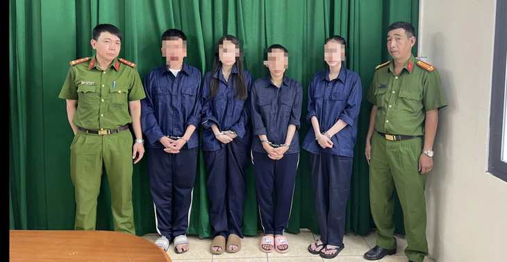 Những người bị bắt giữ tại cơ quan công an - Ảnh: Công an cung cấp