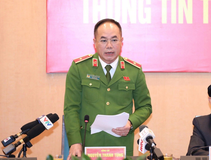 Thiếu tướng Nguyễn Thanh Tùng - phó giám đốc Công an TP Hà Nội - thông tin tại buổi họp báo - Ảnh: QUANG VIỄN
