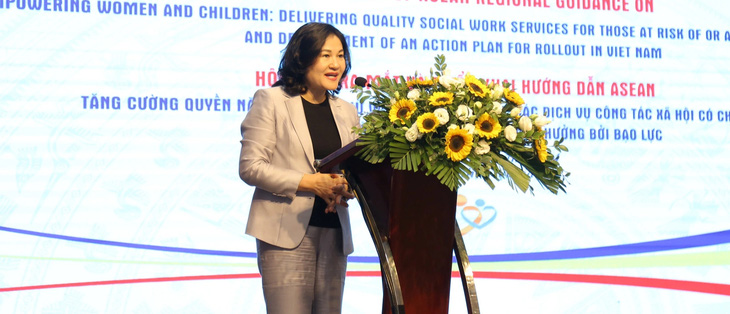 Thứ trưởng Bộ Lao động - Thương binh và Xã hội Nguyễn Thị Hà phát biểu tại hội thảo sáng 28-3 ở Quảng Ninh - Ảnh: UNFPA