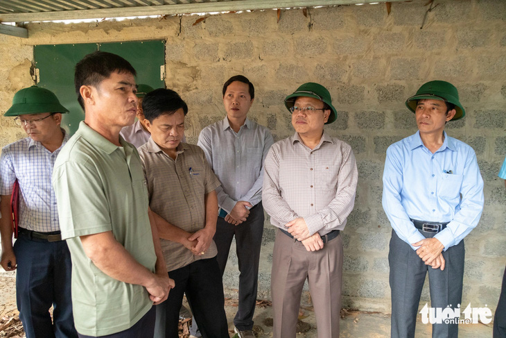 Ông Lê Đức Tiến (thứ 2 từ phải) đối thoại với một hộ dân (trái) chưa di dời ở xã Hải Thái, Gio Linh - Ảnh: HOÀNG TÁO