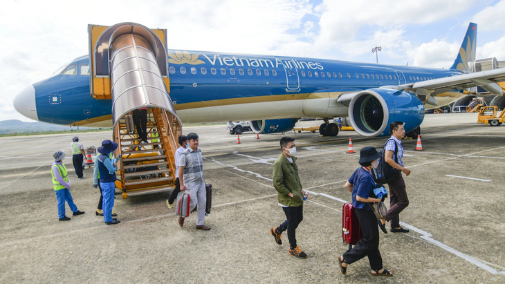 Hành khách đi chuyến bay của Vietnam Airlines từ TP.HCM - Quảng Nam xuống máy bay tại sân bay Chu Lai - Ảnh: QUANG ĐỊNH