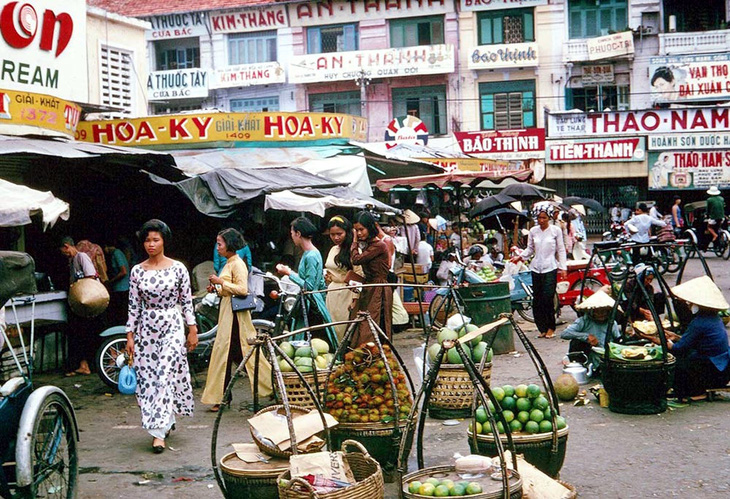 Những gánh trái cây ở cửa bắc chợ Bến Thành trước năm 1975 - Ảnh tư liệu