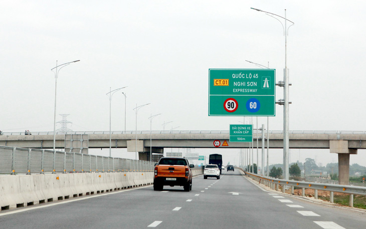 Cao tốc quốc lộ 45 - Nghi Sơn thuộc cao tốc Bắc - Nam được phân kỳ đầu tư với 4 làn, không có dải dừng xe khẩn cấp liên tục - Ảnh: NHẬT QUANG