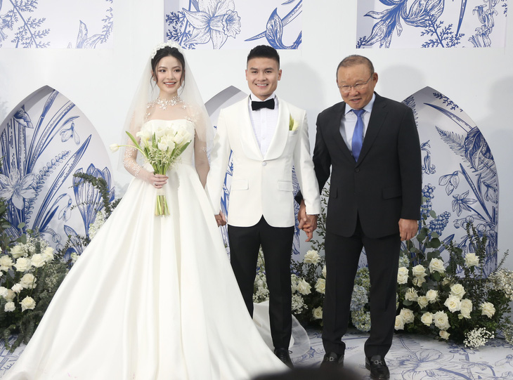 Ông Park Hang Seo đến sớm dự đám cưới Quang Hải - Ảnh: HỮU TẤN