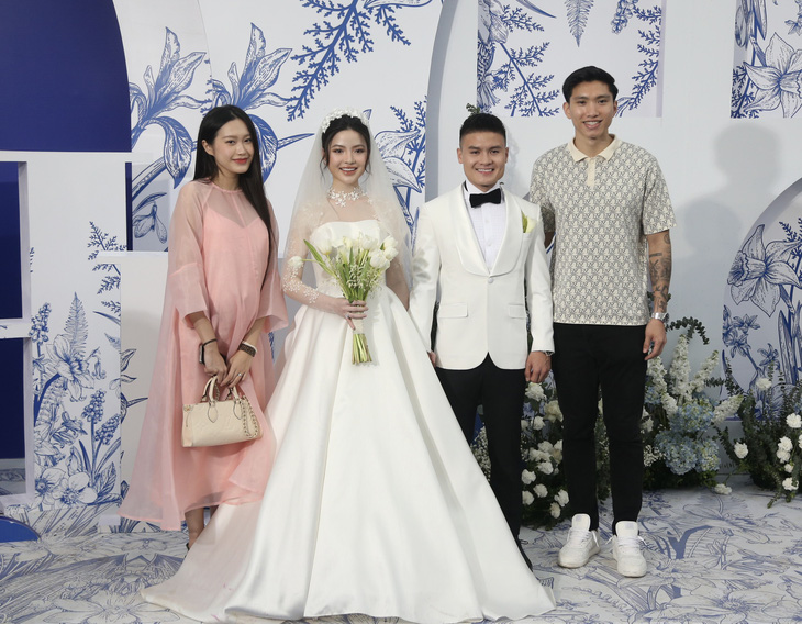 Đoàn Văn Hậu đến chúc mừng đám cưới Nguyễn Quang Hải - Ảnh: HỮU TẤN