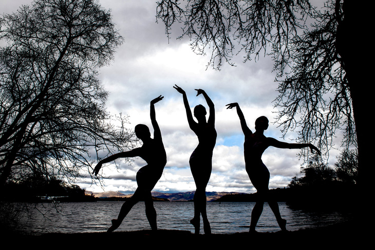 Ba vũ công ballet Scotland (trái qua) Seira Winning, Urara Takata và Danila Marzilli đang khiêu vũ bên hồ Loch Lomond ở Scotland ngày 26-3 trước khi bắt đầu tour lưu diễn Hồ Thiên nga ở nhiều vùng thuộc Vương quốc Anh - Ảnh: REUTERS