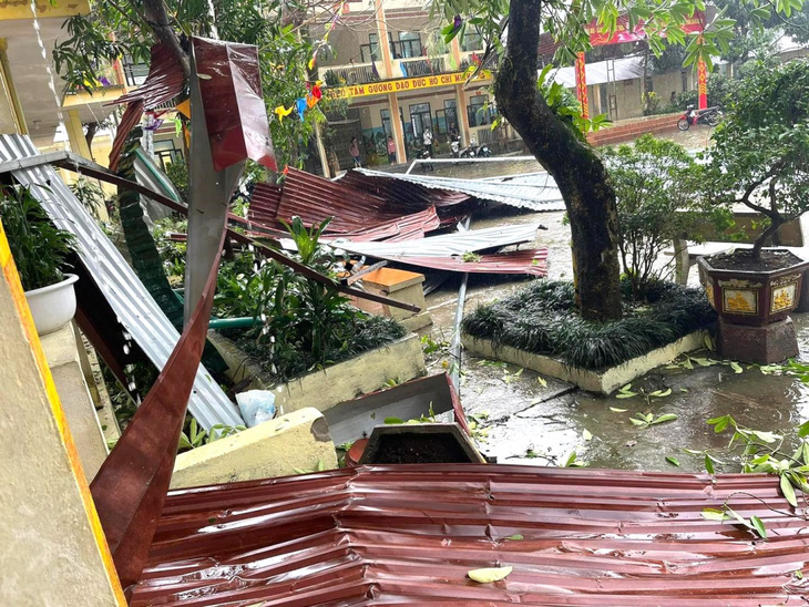 Trường THCS xã Du Già (huyện Yên Minh, tỉnh Hà Giang) bị tốc mái do dông lốc - Ảnh: BÁO HÀ GIANG
