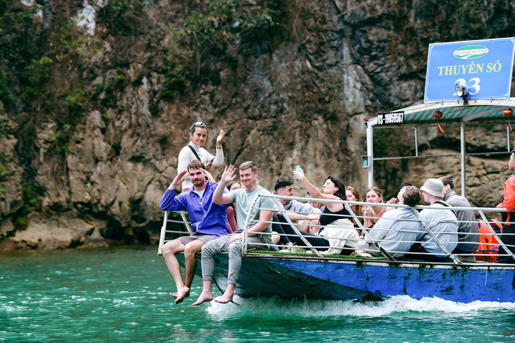 Du khách quốc tế đi thuyền trên sông Nho Quế, Hà Giang - Ảnh: NAM TRẦN