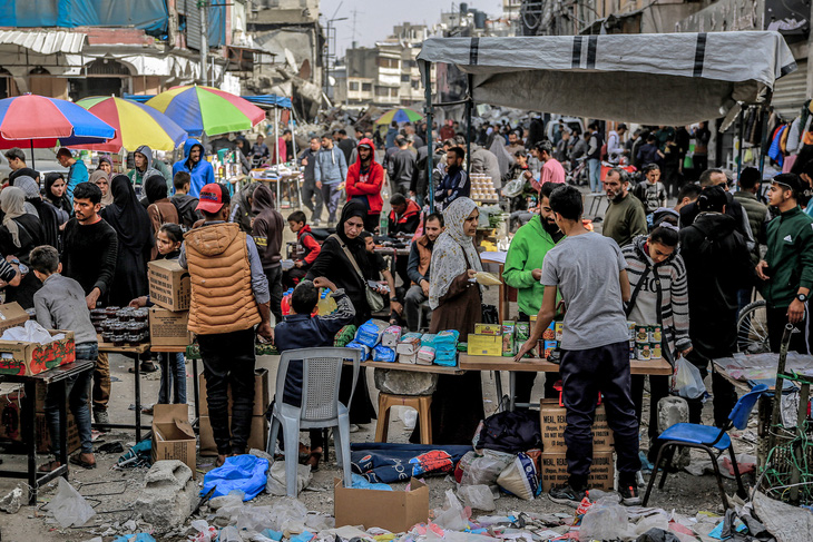 Khu chợ trời giữa đống đổ nát ở thành phố Gaza, ngày 27-3 - Ảnh: AFP