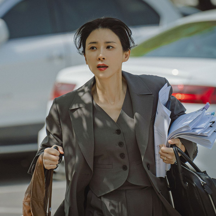 Lee Bo Young trở lại với nhân vật phụ nữ kiên cường, dũng cảm trong hành trình khám phá sự thật