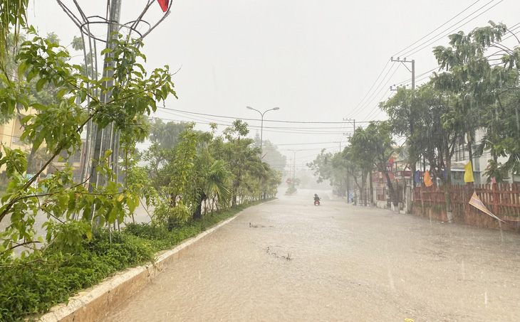 Tuyến đường Hồ Chí Minh qua thị trấn Prao, huyện Đông Giang ngập nước sâu sau cơn mưa nặng hạt - Ảnh: LÊ TRUNG