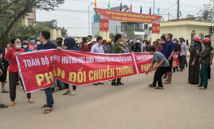 Người dân căng băng rôn trước cổng trụ sở UBND thị trấn Triệu Sơn, huyện Triệu Sơn (Thanh Hóa) sáng 28-3 phản đối sáp nhập trường - Ảnh CTV