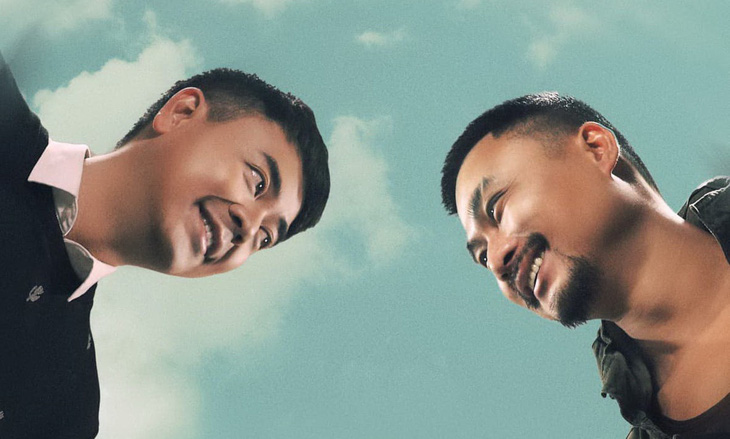 Diễn viên Tuấn Tú (trái) và Duy Hưng trong phim Người một nhà  - Ảnh: ĐPCC