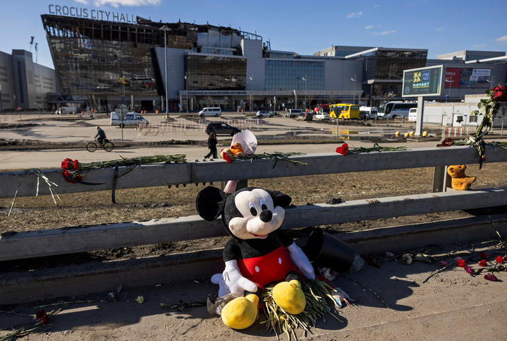 Hoa và đồ chơi được mọi người mang tới đặt ở phía trước nhà hát Crocus ở ngoại ô thủ đô Matxcơva (Nga) vào ngày 27-3, sau vụ tấn công khủng bố hôm 22-3 - Ảnh: Reuters
