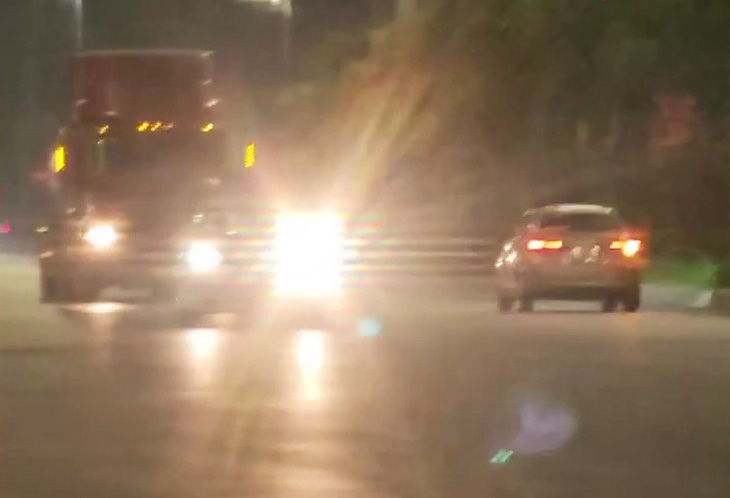 Nam tài xế phóng ô tô con đi vào làn đường ngược chiều nhằm né chốt kiểm tra nồng độ cồn tại TP Hạ Long, tỉnh Quảng Ninh đêm 27-3 - Ảnh: Cắt từ camera