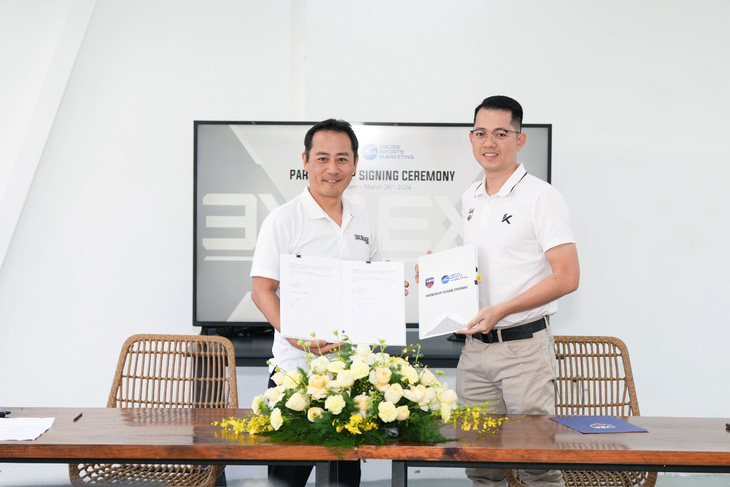 Ông Takaaki Nakamura (trái) - chủ tịch XSM và ông Trần Chu Sa - CEO VBA thực hiện thành công lễ ký kết