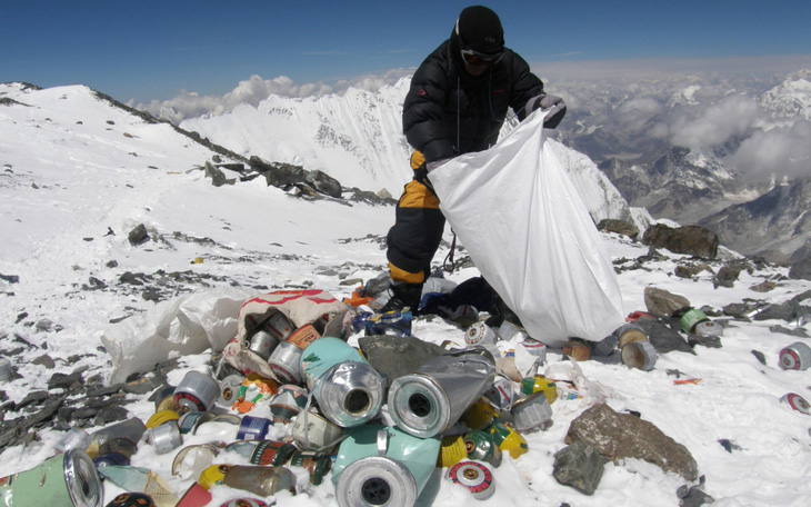Người leo núi Everest sẽ phải mang túi đựng chất thải khi quay về- Ảnh 1.