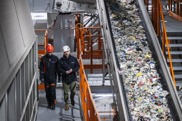 Thụy Điển cách mạng hóa tái chế nhựa với nhà máy tự động lớn nhất thế giới- Ảnh 1.