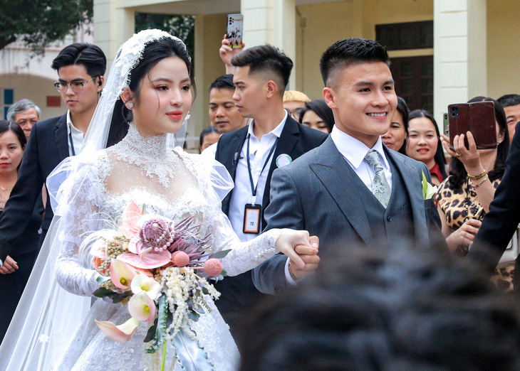 Quang Hải cầm tay rước cô dâu Chu Thanh Huyền về dinh - Ảnh: XUÂN THANH