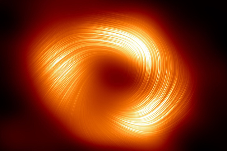 Các nhà thiên văn học phát hiện từ trường mạnh xoắn ốc ở rìa lỗ đen trung tâm của Dải Ngân hà - Ảnh: ESO/AFP