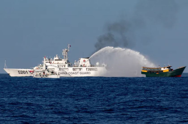 Tàu hải cảnh Trung Quốc bắn vòi rồng về phía tàu tiếp tế Philippines tại khu vực bãi Cỏ Mây ở Biển Đông ngày 5-3 năm nay - Ảnh: REUTERS