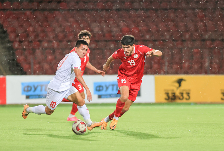 U23 Việt Nam (áo trắng) trong trận giao hữu với U23 Tajikistan - Ảnh: VFF