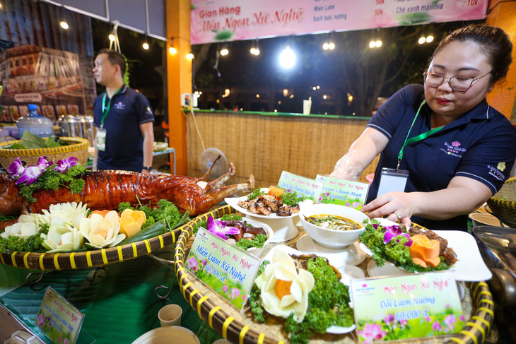 Khách Tây hào hứng với lễ hội văn hóa, ẩm thực Việt- Ảnh 6.