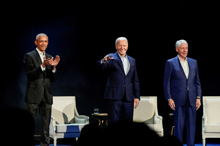 Hai cựu tổng thống Mỹ Barack Obama (trái) và Bill Clinton (phải) xuất hiện trong sự kiện gây quỹ của đương kim Tổng thống Joe Biden tối 28-3 - Ảnh: REUTERS
