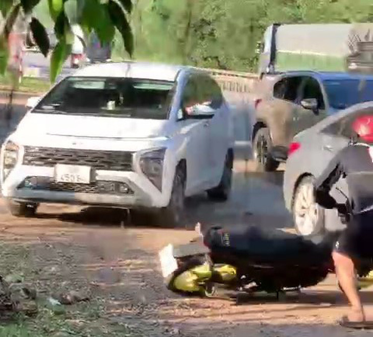 Lực lượng chức năng dừng chiếc xe hơi nghi vấn chở 3 người Trung Quốc bị lừa đi Campuchia nhưng xe này bỏ chạy, tông nhiều xe khác - Ảnh công an cung cấp