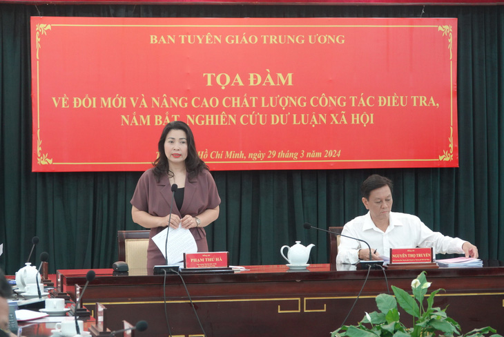 Bà Phạm Thu Hà, viện trưởng Viện Dư luận xã hội, phát biểu mở đầu - Ảnh: H.H.