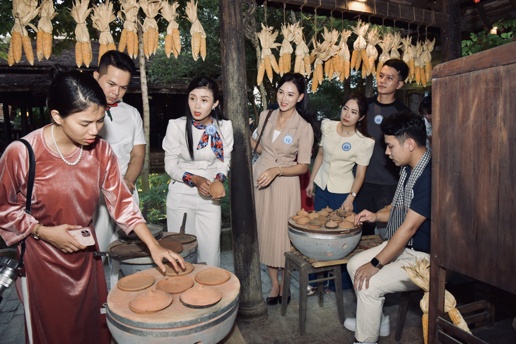 Các thí sinh trải nghiệm ẩm thực, văn hóa Nha Trang xưa - Ảnh: TRẦN HOÀI