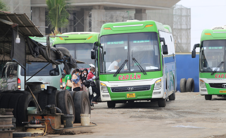 Xe khách giường nằm của nhà xe Cao Lâm đón khách sai quy định tại bãi xe trên đường Võ Chí Công, phường Cát Lái, sáng 29-3 - Ảnh: MINH HÒA