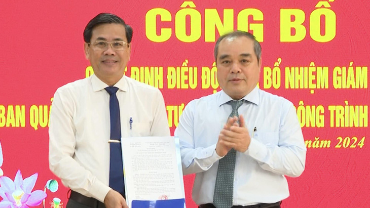 Ông Ngô Văn Dụng (trái) làm giám đốc Ban Giao thông tỉnh Quảng Ngãi - Ảnh: TĂNG THƯ