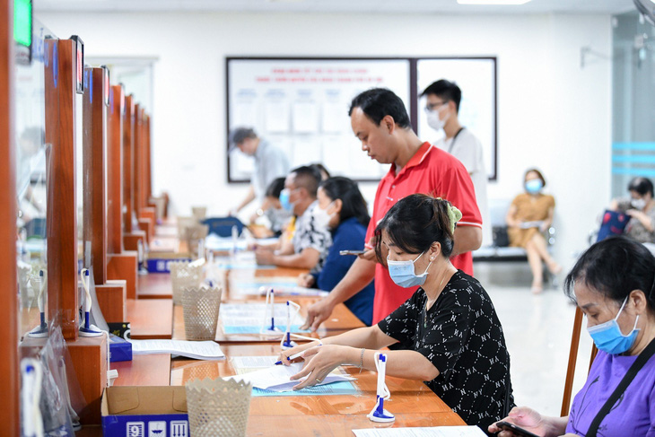 Người lao động làm thủ tục bảo hiểm xã hội tại Bảo hiểm xã hội quận Ba Đình, Hà Nội - Ảnh: NAM TRẦN