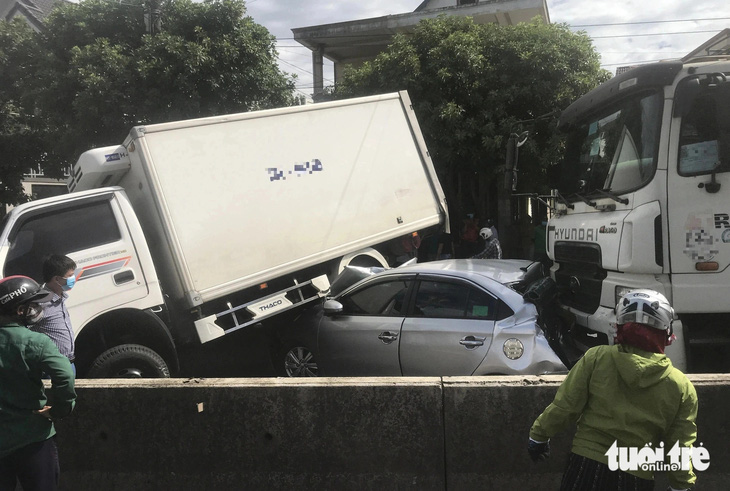 Một vụ tai nạn giao thông liên hoàn giữa 5 xe ô tô trên quốc lộ 1, thời điểm cao tốc Cam Lộ - La Sơn chưa hoạt động - Ảnh: HOÀNG TÁO