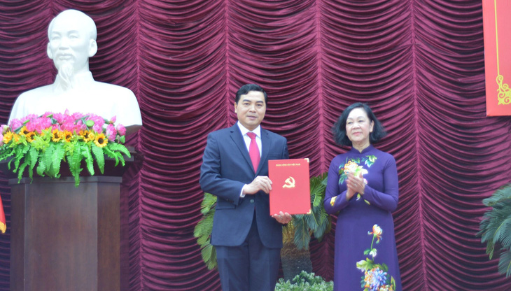Bà Trương Thị Mai - thường trực Ban Bí thư, trưởng Ban Tổ chức Trung ương - đã trao quyết định cho ông Nguyễn Hoài Anh - Ảnh: ĐỨC TRONG