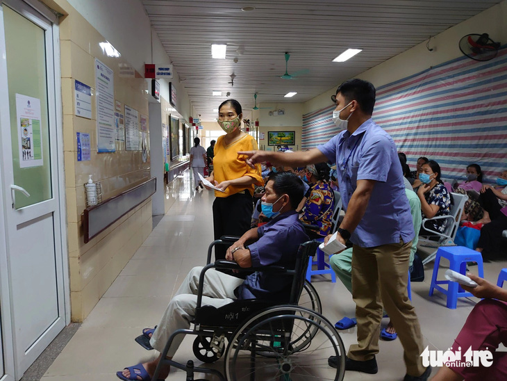 Người dân chờ thăm khám tại một bệnh viện ở Hà Nội - Ảnh: NAM TRẦN