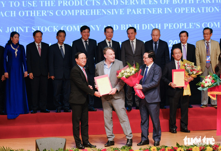 Lãnh đạo tỉnh Bình Định trao chủ trương đầu tư, giấy chứng nhận đăng ký đầu tư cho các nhà đầu tư nước ngoài - Ảnh: TẤN LỰC 