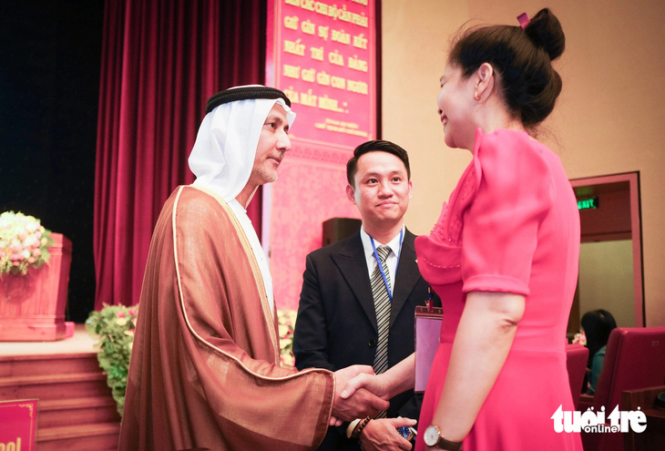 Ông Bader Almatrooshi - đại sứ UAE tại Việt Nam - trao đổi bên lề sự kiện xúc tiến đầu tư vào Bình Định chiều 29-3 - Ảnh: TẤN LỰC 